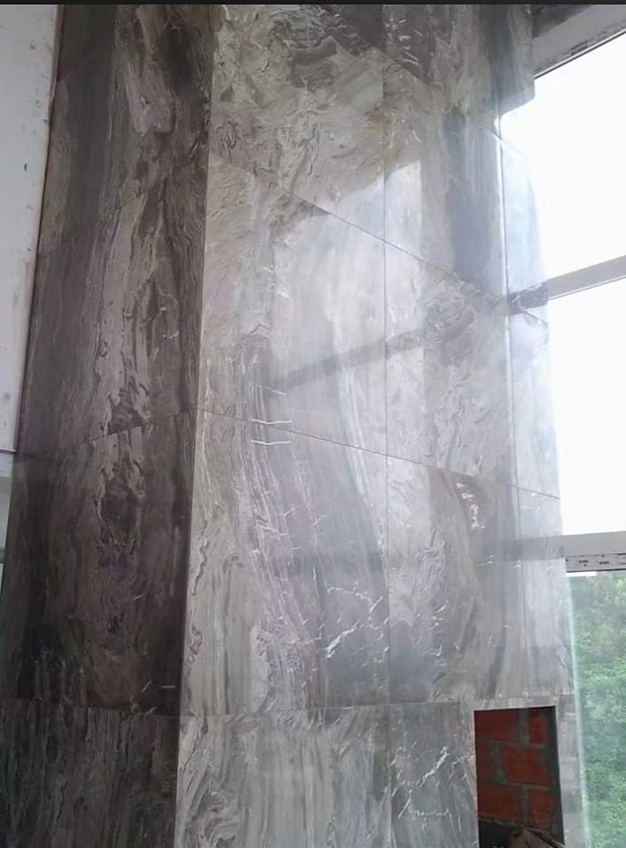 Parede revestida com placas de padrão marmorizado