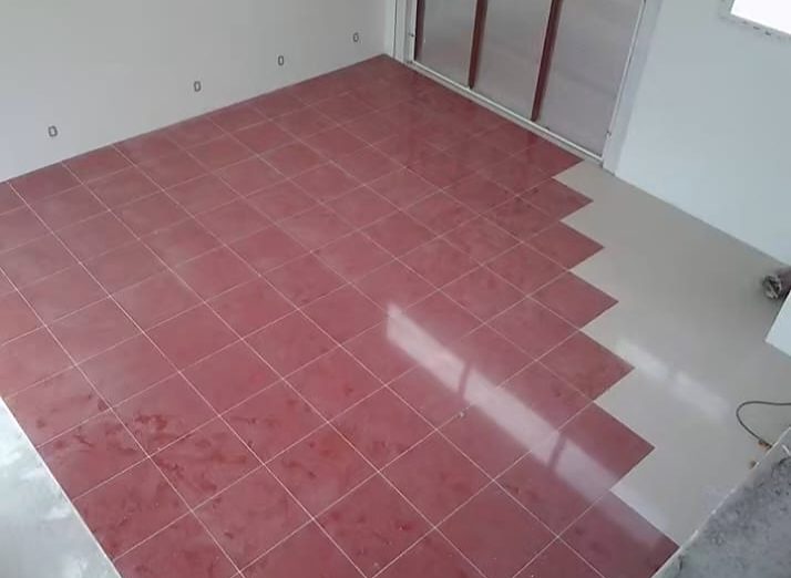 Piso antigo sendo substituído por porcelanato claro